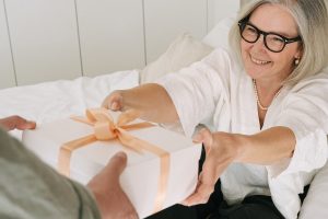 Quel cadeau offrir à une personne senior ?
