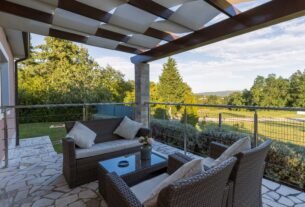 Aménagement extérieur : quelle toile pour se protéger du soleil avec style ?