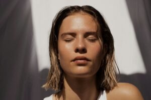 Réinventez votre style avec des touches de beauté subtiles