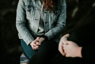 woman wearing gray jacket