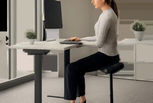 Illustration d’un tabouret ergonomique moderne utilisé à un poste informatique. L’image met en avant la posture active, la stabilité et le confort d’un espace de travail haut de gamme.