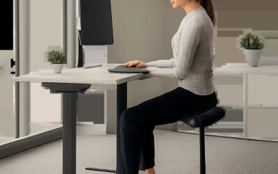 Illustration d’un tabouret ergonomique moderne utilisé à un poste informatique. L’image met en avant la posture active, la stabilité et le confort d’un espace de travail haut de gamme.